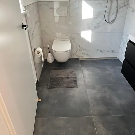 Dhh Neubau 140qm Fuer Bis Zu 7 Personen Mit Terrasse Und 2 Grossen Stellplaetzen Apartment Landshut
