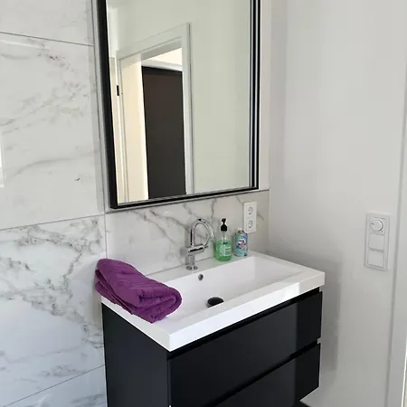 Dhh Neubau 140qm Fuer Bis Zu 7 Personen Mit Terrasse Und 2 Grossen Stellplaetzen * Landshut