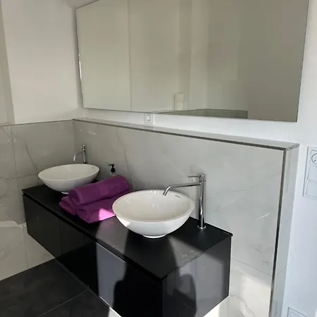 Dhh Neubau 140qm Für Bis Zu 7 Personen Mit Terrasse Und 2 Großen Stellplätzen Apartment *